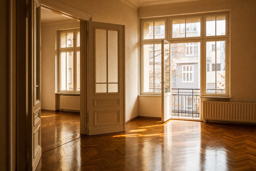 Besenrein geräumtes Zimmer nach der Entrümpelung