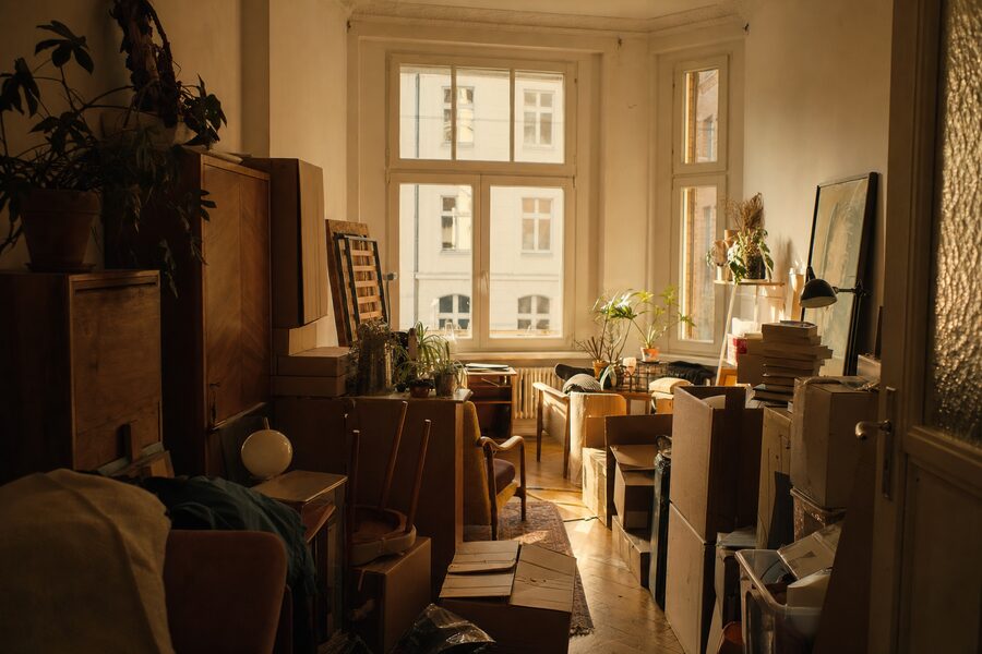 Vollgestelltes Zimmer vor der Entrümpelung